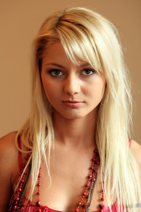 Pinky June beautiful model img