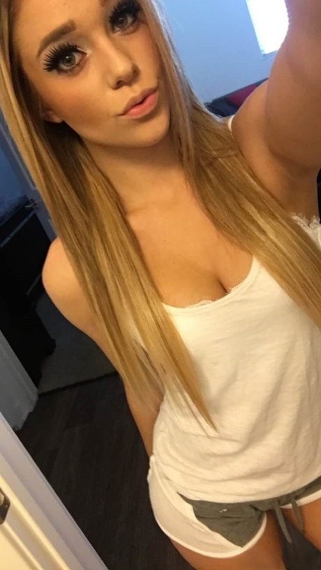 selfie blond porno parfait img