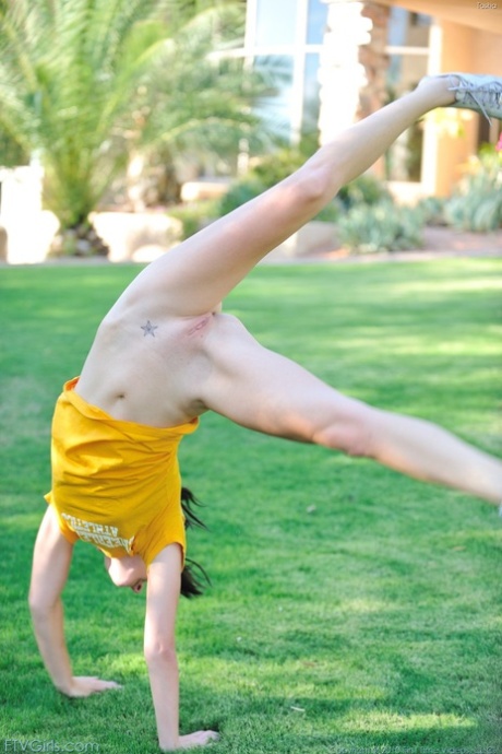 adolescente flexible hermosos desnudos galería