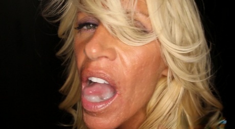 sperme mature dans la bouche haut de gamme photo