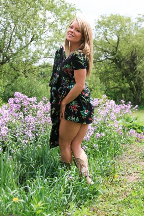 amateur outdoor hot naked photos