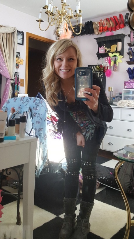 milf selfie exclusive image