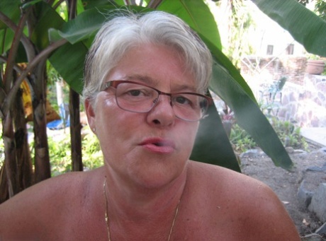 Oma-Gesicht exklusive heiße bilder