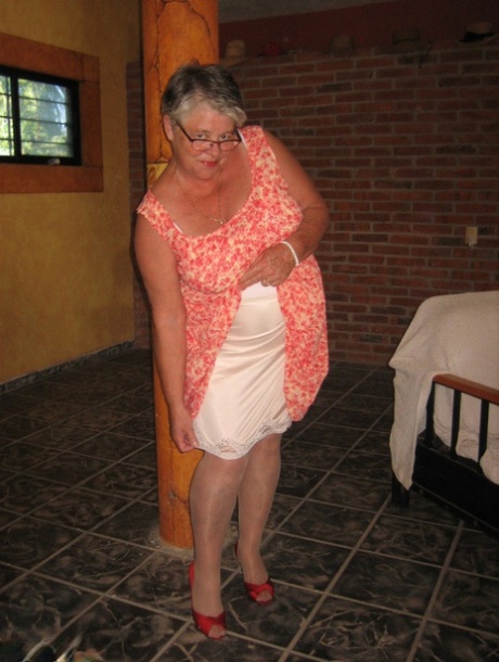 oma upskirt naakt hd archief
