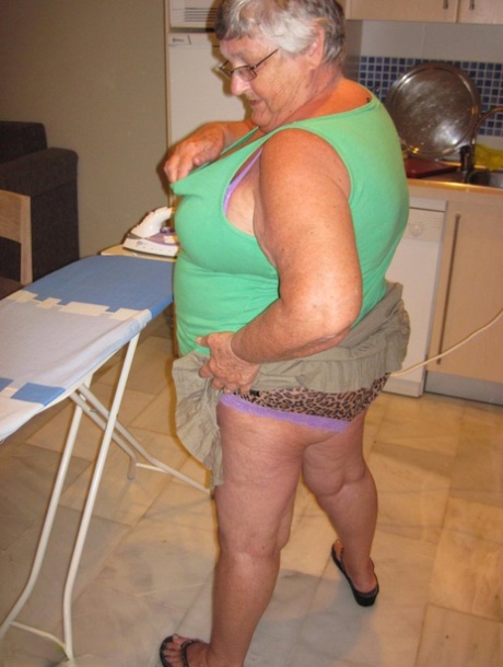 bestemor under skjørtet hd art img