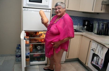 granny upskirt free image
