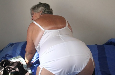 Oma Dessous top nackten fotos