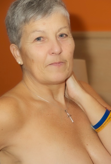 visage de grand-mère nu sexy photos