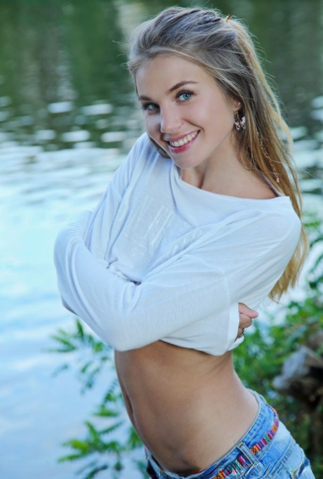 Teen Lola 18 porn star image