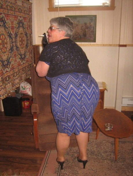 pawg skirt hot naked photos