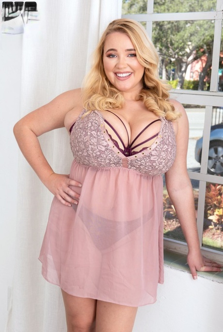 busty blonde art naked pictures