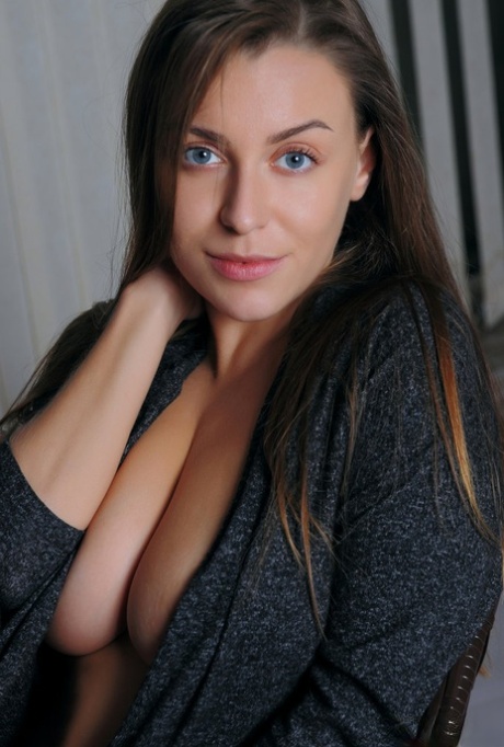 busty brunette hd galleries