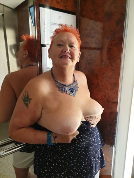 tatouage de grand-mère xxx nu image
