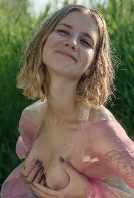 Valentina Cross nude model gallery