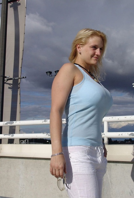 große Titten in der Öffentlichkeit sexy hübsche bilder