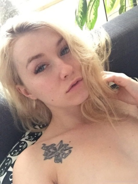 blond selfie naken galleri