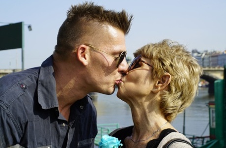 nonna che bacia piuttosto meglio foto