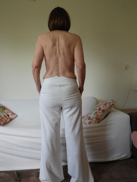 oma gebogen over naakt leuk afbeelding
