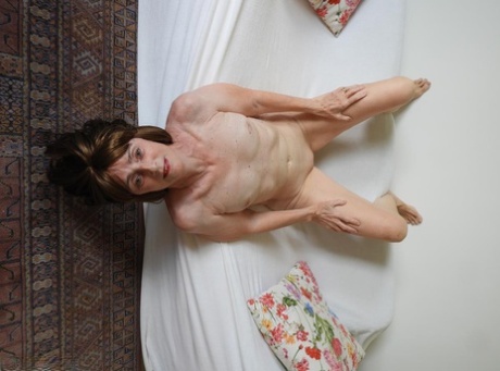bedstemor små bryster erotisk kunst galleri