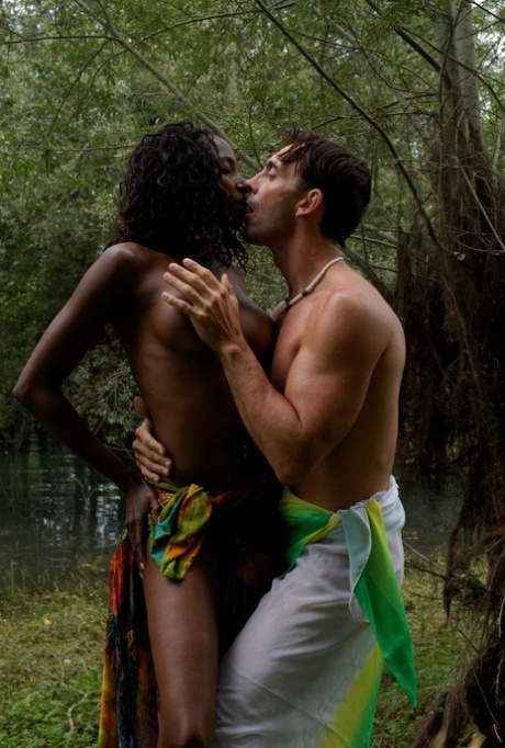ebony kissing hd gallery