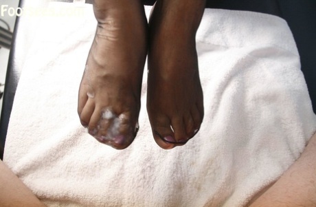 sperma sulle calze nudo caldo archivio