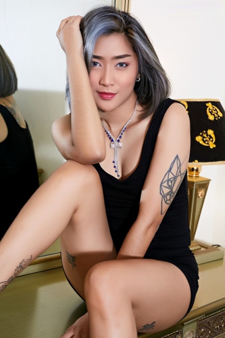 asiática de pelo corto desnudos imágenes