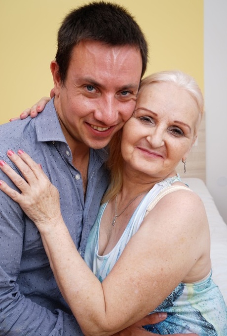 grand-mère séduit un garçon parfait img