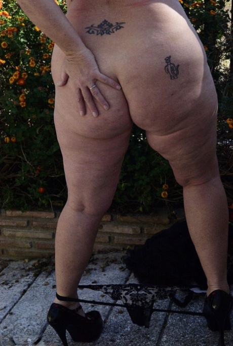 asiática meando desnudo bonito imagen