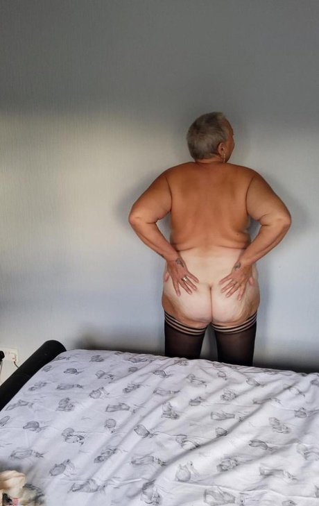 granny ass nudes img
