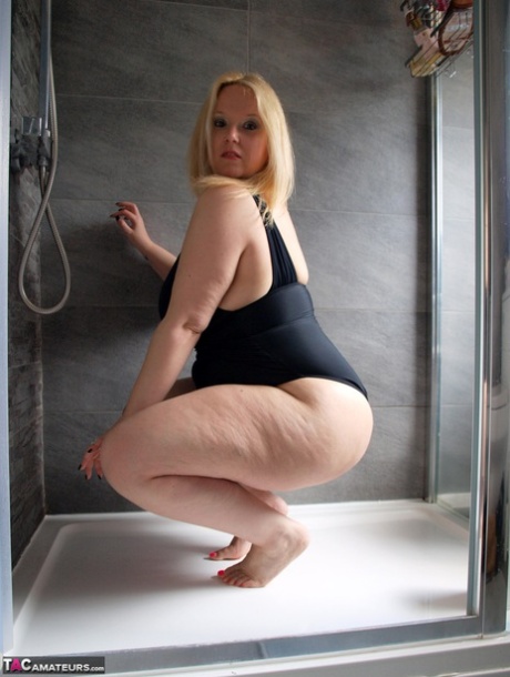 reife Dusche hübsche nackt fotos