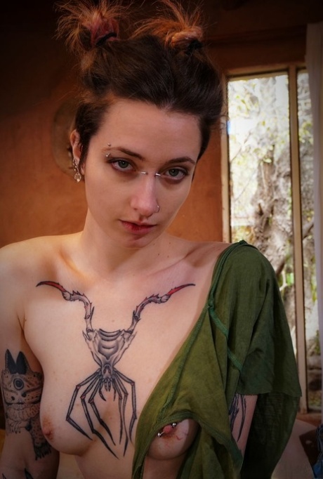 tattooed teen free naked picture