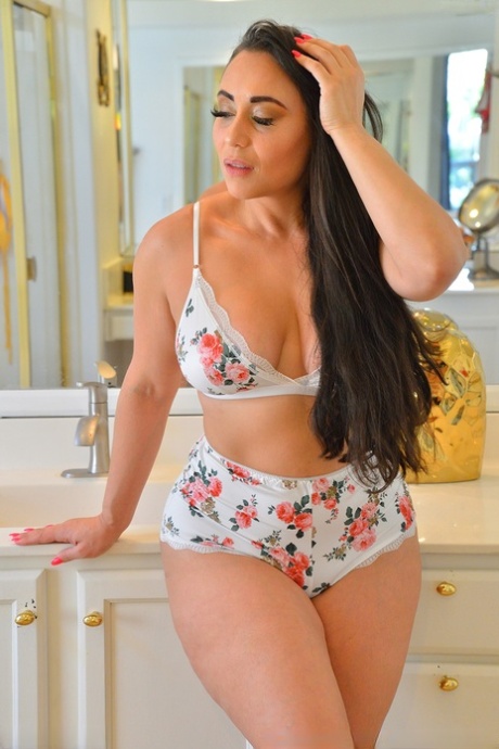 curvy latina milf sexy naked images