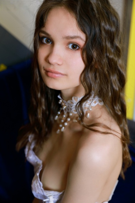 adolescente morena delgada sexo agradable foto