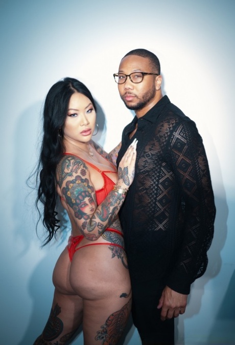 アジアのタトゥー セクシーヌード 写真