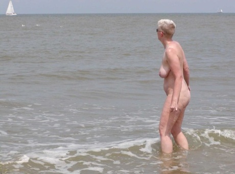 plage de grand-mère haut nu des photos