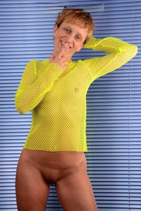 kort hår tynn naken perfekt foto
