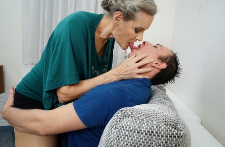 abuela besándose caliente exclusivo galerías