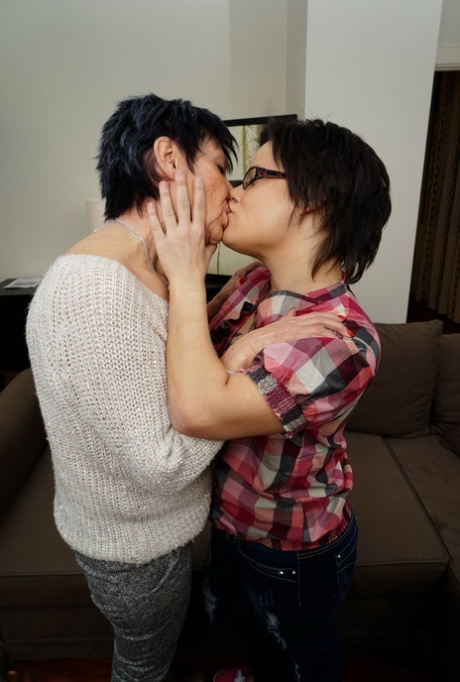 granny kissing hd img