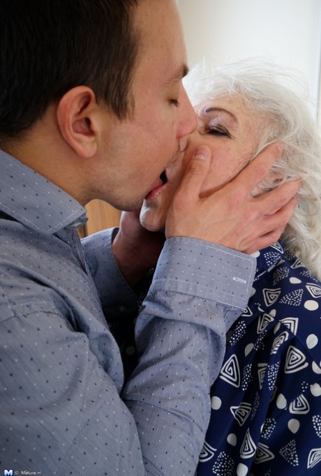 Oma küssen hübsche erwachsene foto