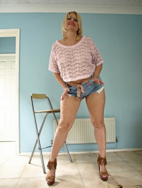 ぽっちゃりショートパンツ 美しい裸 写真