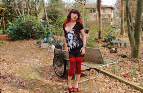 shemale outdoor free naked images