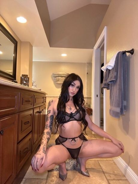 travesti tatuada hermosa alta calidad foto