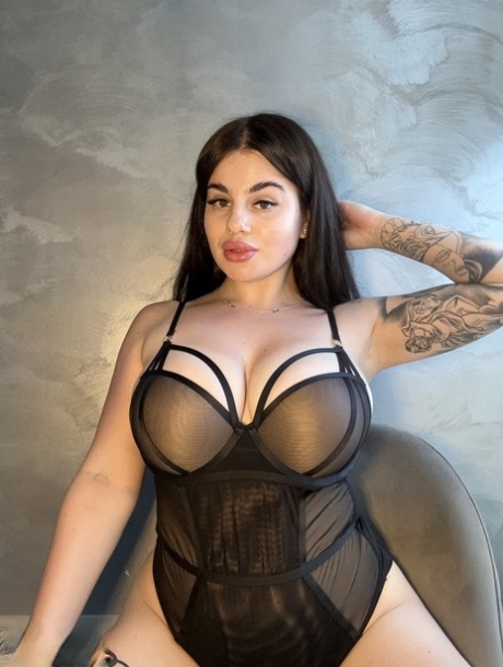 ぽっちゃり女性のタトゥー パーフェクト 写真