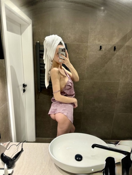 pochylony nad selfie miło gorąco obraz
