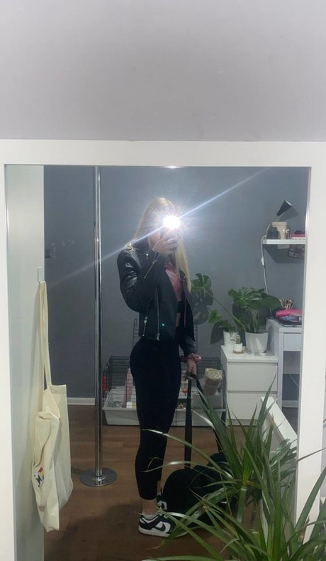 blonde selfie exclusive gallery