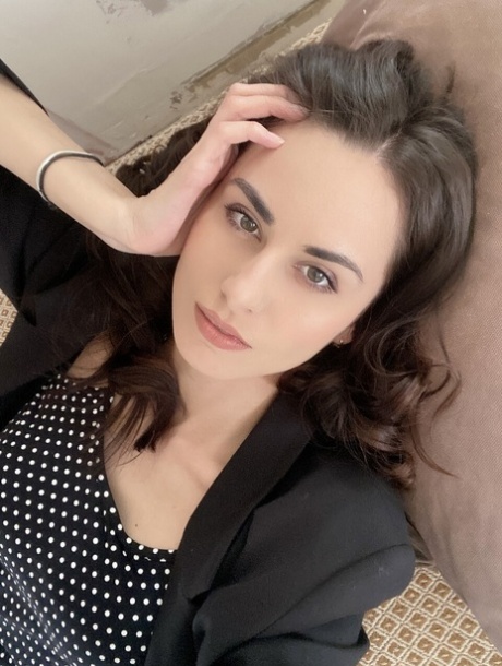 amatér brunetka pěkná erotika obr