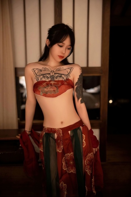 ショートヘアのママ セクシーヌード 写真