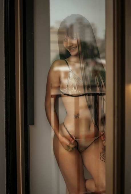 brunette undertøy naken hete galleri