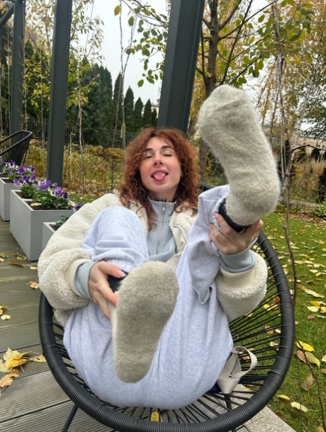 redhead feet exclusive images