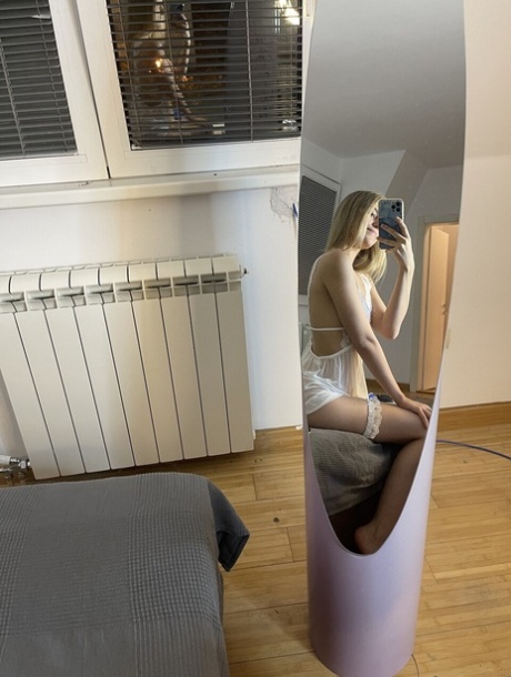selfie blond nus de haute qualité image